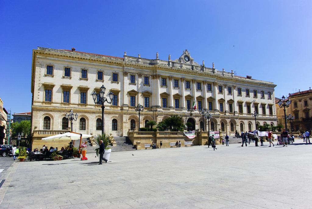 B&B Le Finestre Su Via Cavour Сассари Экстерьер фото